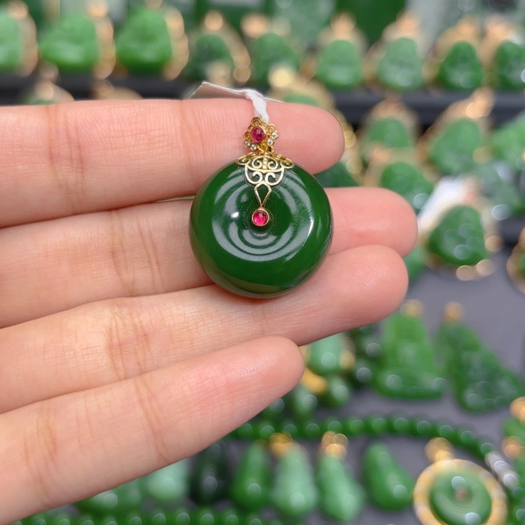 颈饰18K金镶嵌和田玉（碧玉）