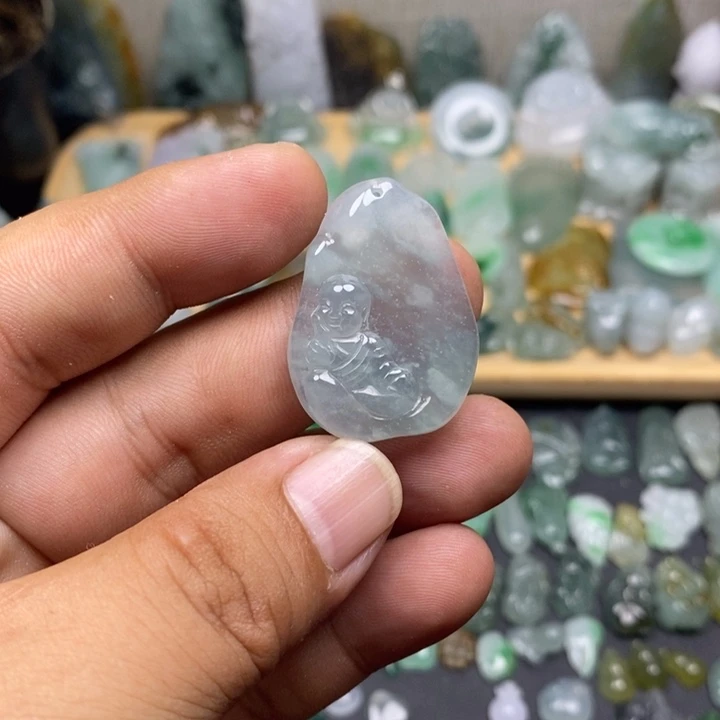 翡翠未镶嵌颈饰小沙弥