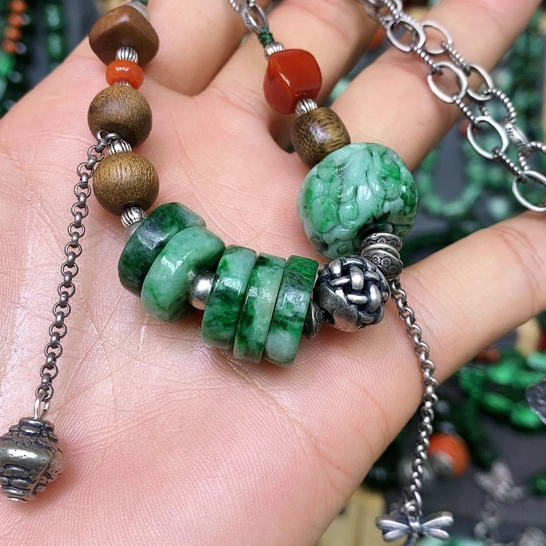 颈饰未镶嵌翡翠云****队漂亮美眉