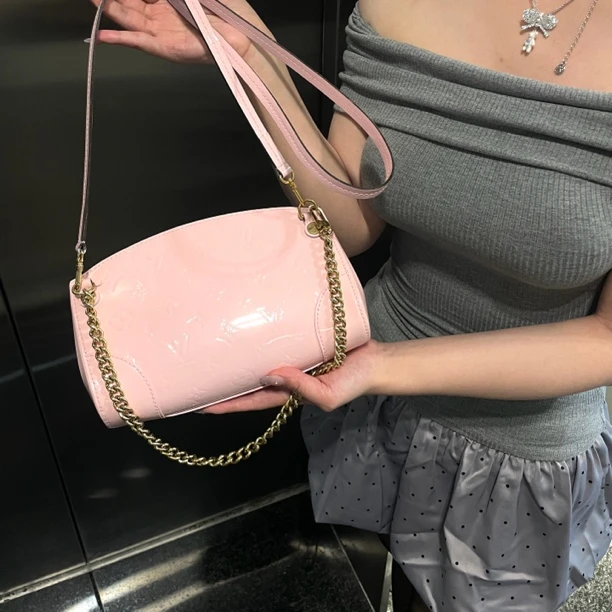 95新 LouisVuitton/路易威登  lv樱花粉漆皮链条单肩包