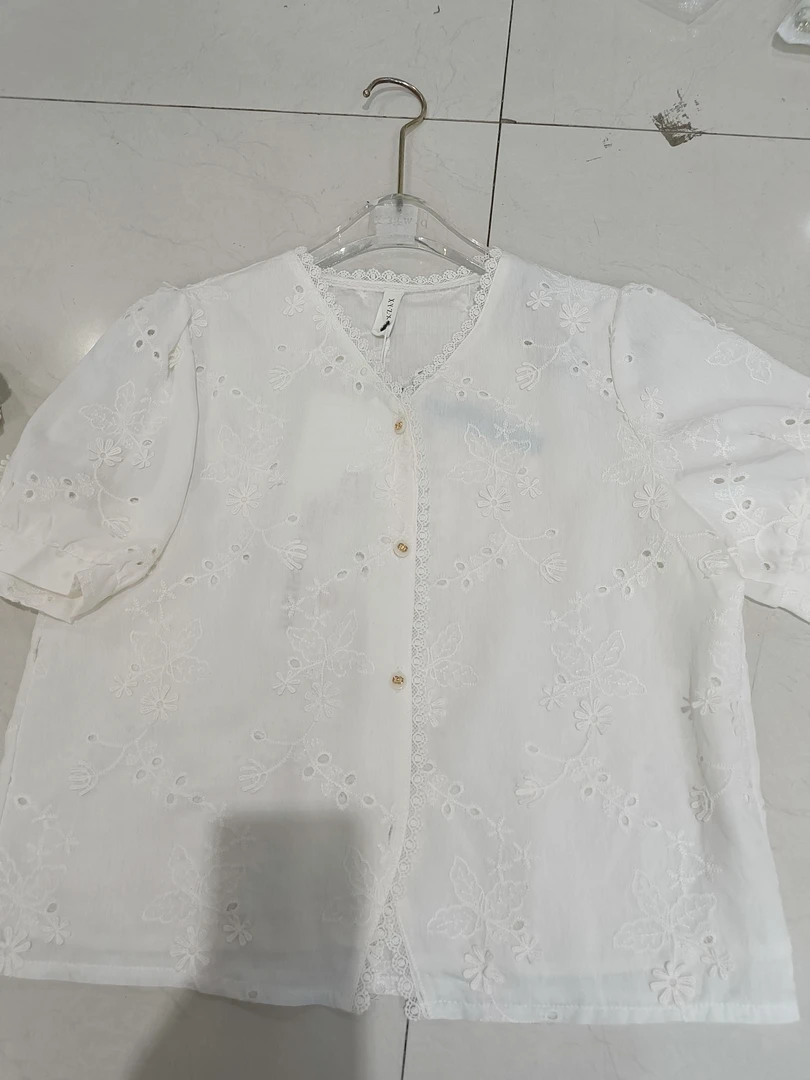 25057花边V领镂空叶子立体小花短袖打底