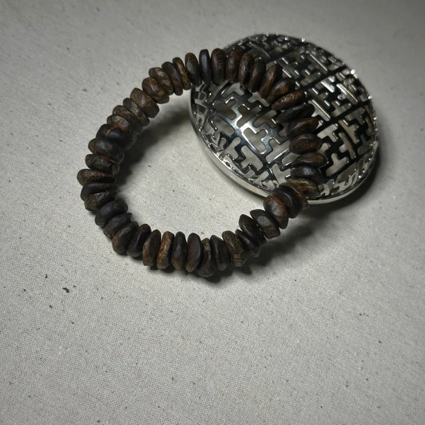 沉香J14黑棋沉水包壳单圈手串随型（多样性发一）