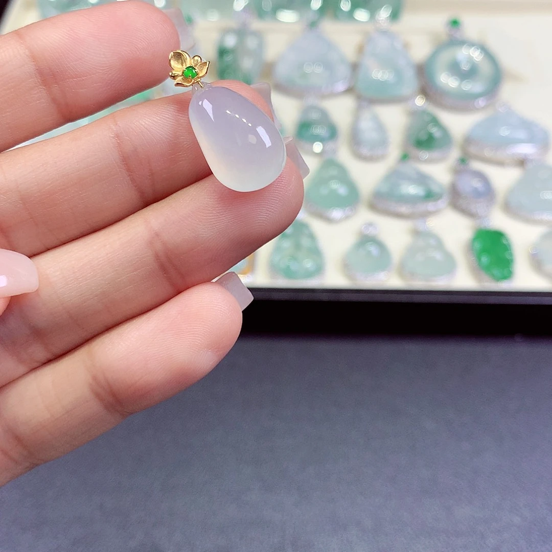 翡翠18K金镶嵌颈饰翡翠