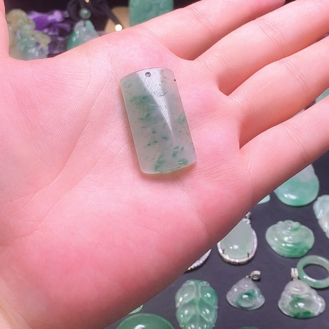 颈饰未镶嵌石英质玉