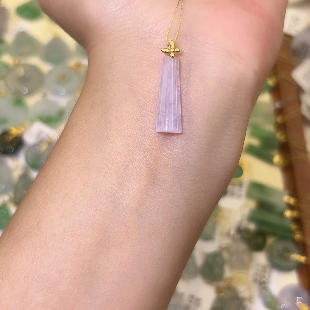 翡翠18K金镶嵌颈饰无事牌