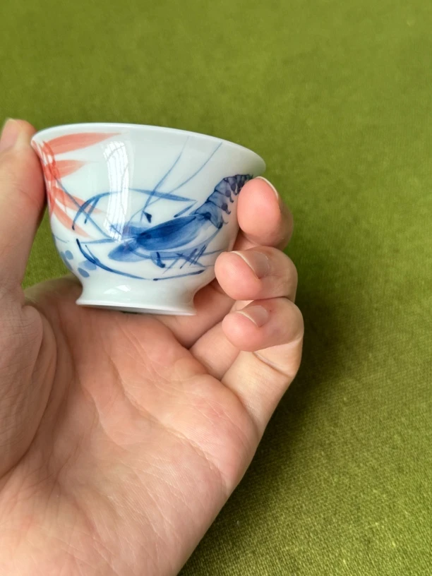 手绘虾米杯釉里红