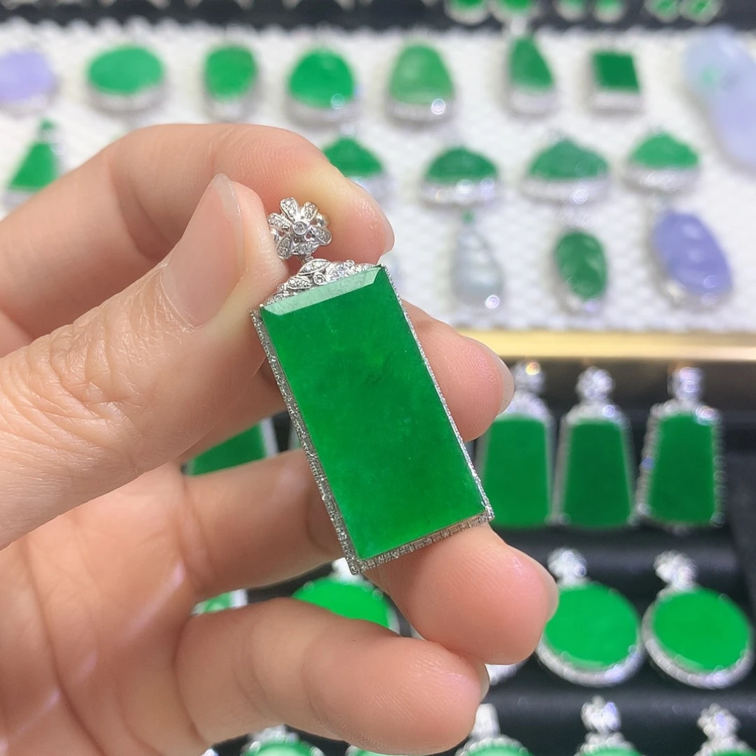 颈饰18K金镶嵌翡翠吊坠