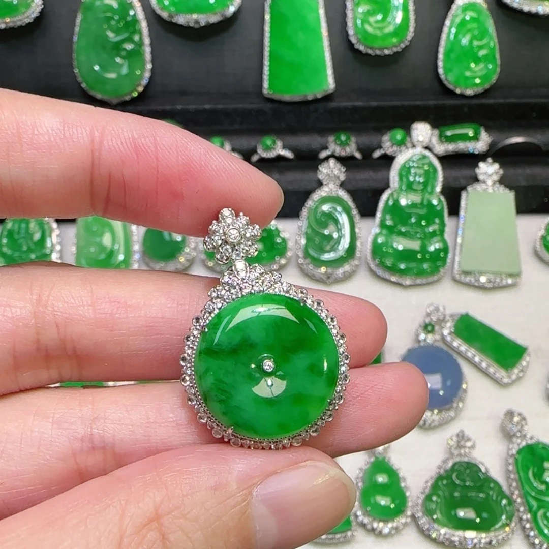 翡翠18K金镶嵌颈饰