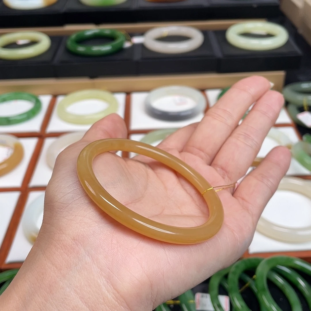 不***子和田玉未镶嵌手镯