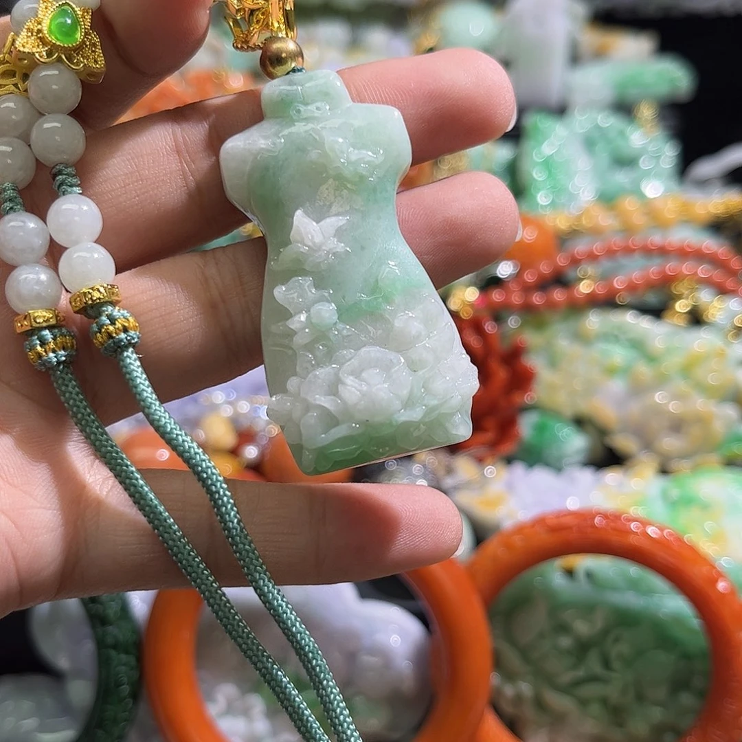 翡翠未镶嵌颈饰待编织