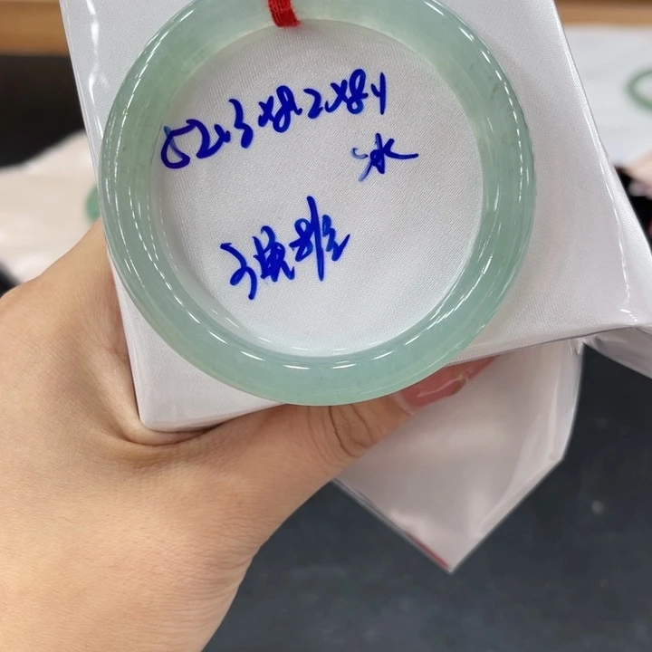 翡翠手镯未镶嵌翡翠