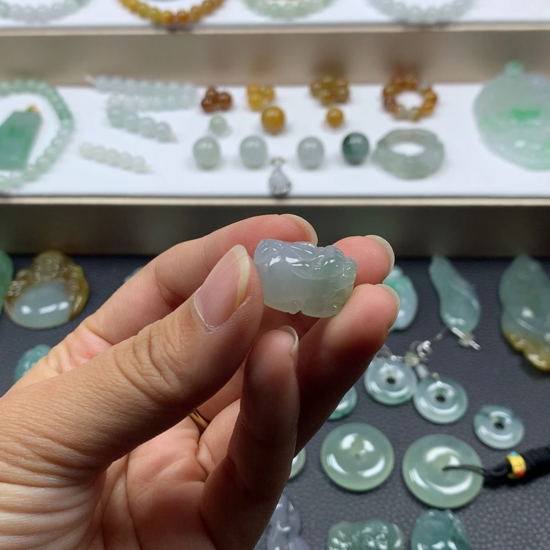 翡翠未镶嵌颈饰貔貅