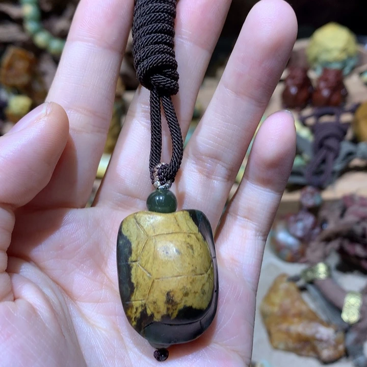 未镶嵌岫岩河磨玉（透闪石质玉）挂件