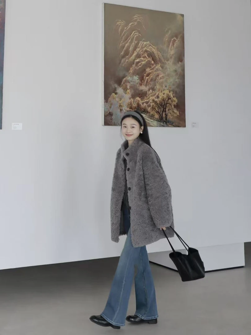 2026秋冬新款韩系慵懒高级感中长款灰色毛毛外套复古微喇牛仔裤