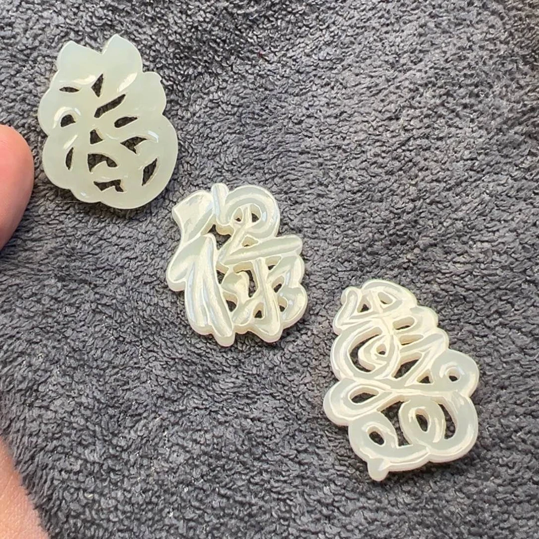 东***场和田玉未镶嵌挂件