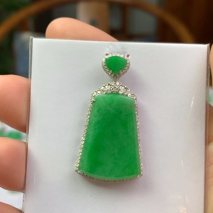 翡翠18K金镶嵌颈饰翡翠吊坠