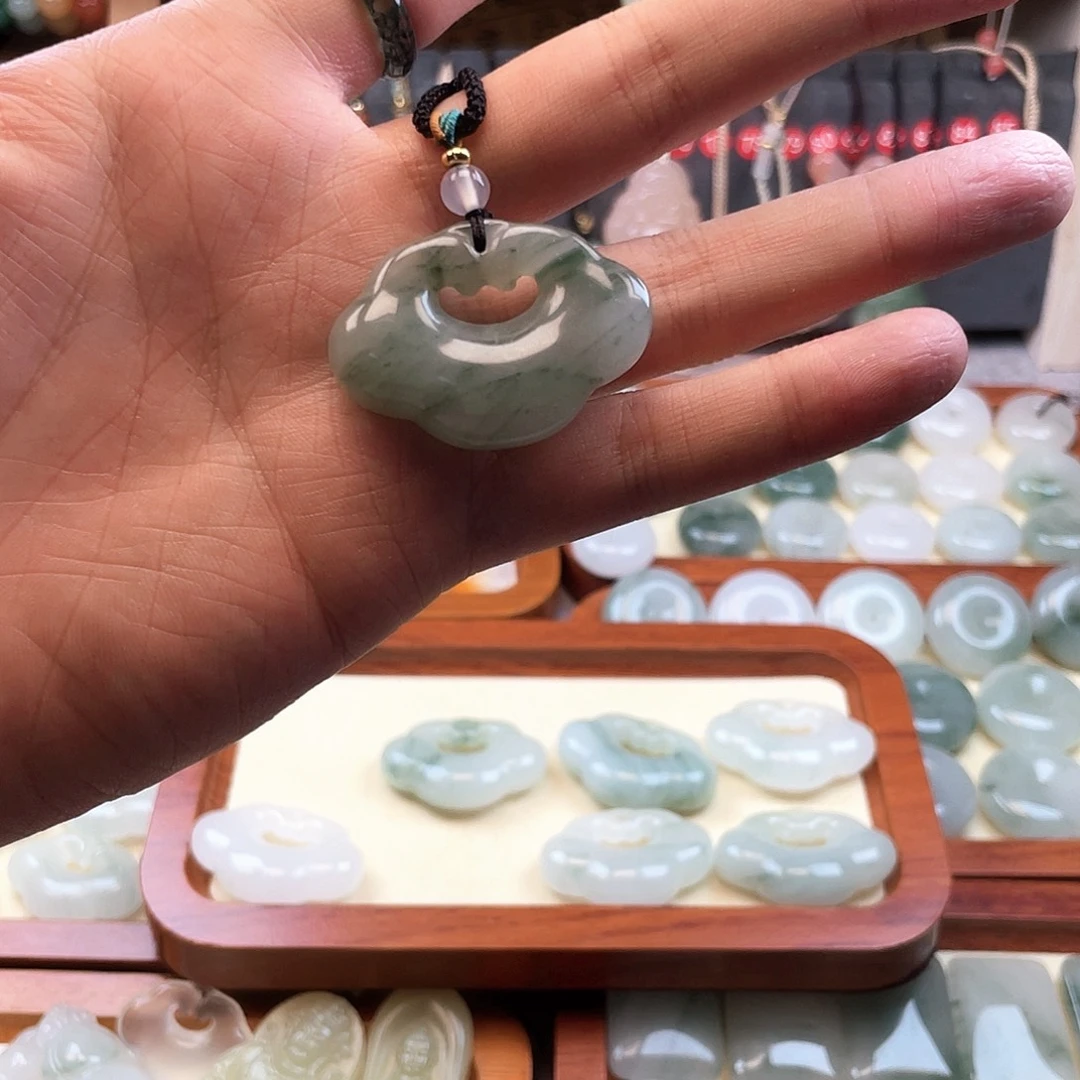 石英质玉未镶嵌颈饰