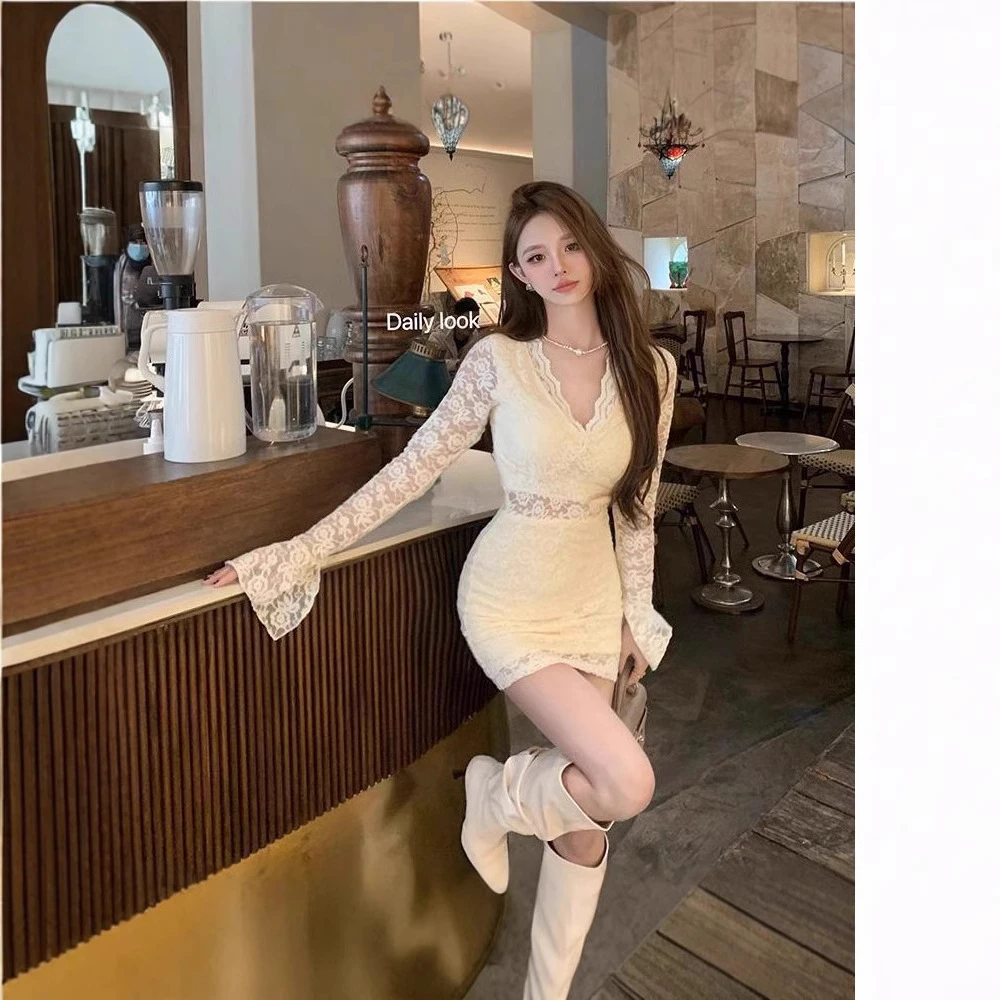 新款打底纯欲风蕾丝v领连衣裙气质女网红洋气炸街女装包臀半身裙