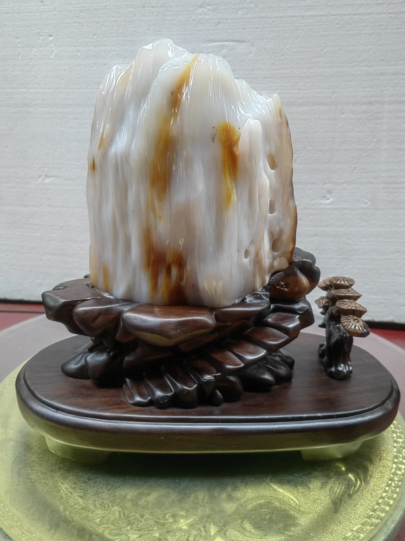 《金山银山》连底座总高27公分，裸石净尺寸17/14/7长宽厚，重8斤