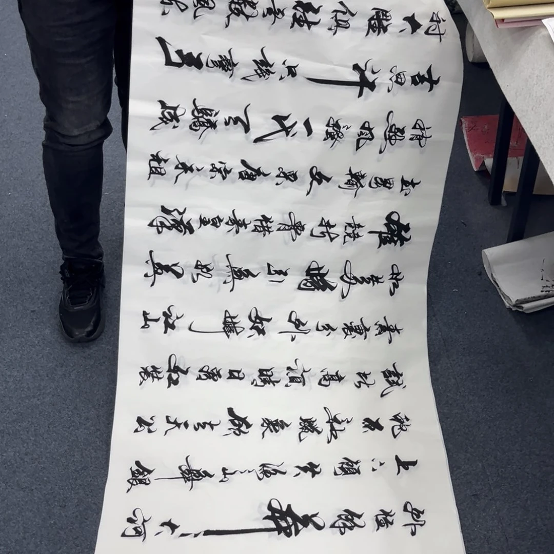国画卖字画的小男孩