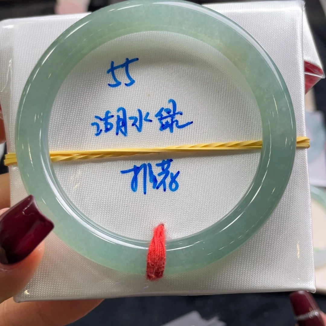 翡翠手镯未镶嵌翡翠手镯