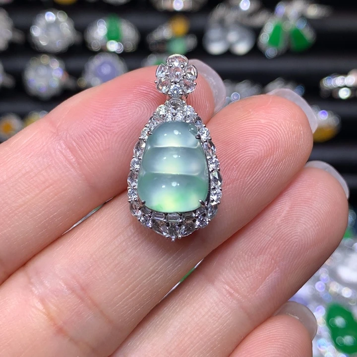 翡翠18K金镶嵌颈饰玻璃福豆