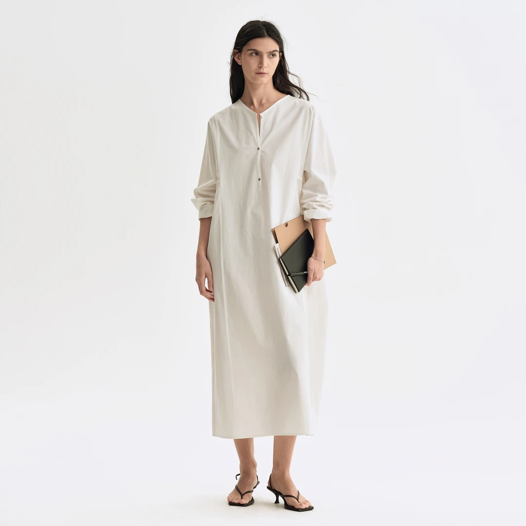 白弓BAIGONG/2025新款自然挺括肌理感v领衬衫连衣裙53796X