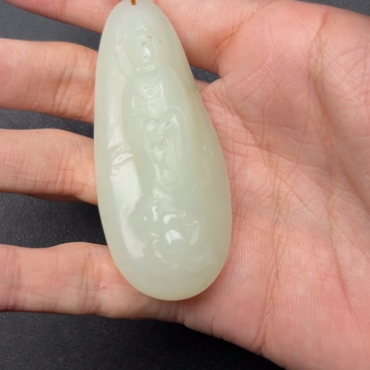 努***行和田玉未镶嵌颈饰