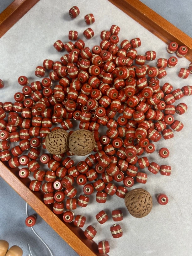 Z1桃核下面红色珠珠两颗挨着发(一单两颗)