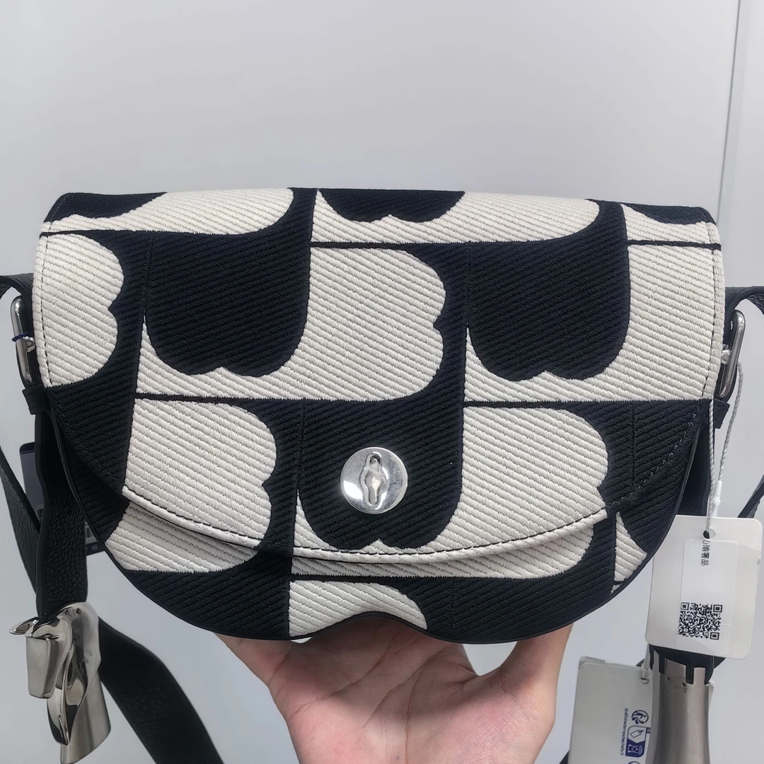 95新 BURBERRY/博柏利 博柏利黑白拼色斜挎包/DS047945