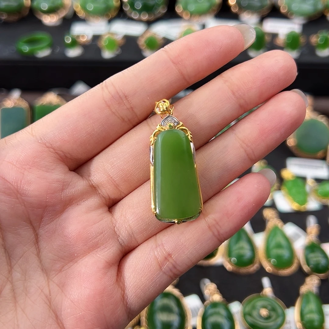 和田玉（碧玉）18K金镶嵌吊坠(不含链)冰阳绿无事牌25mm