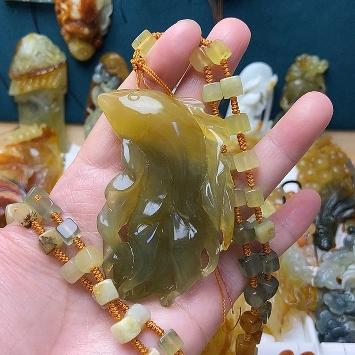 蛇纹石玉未镶嵌颈饰