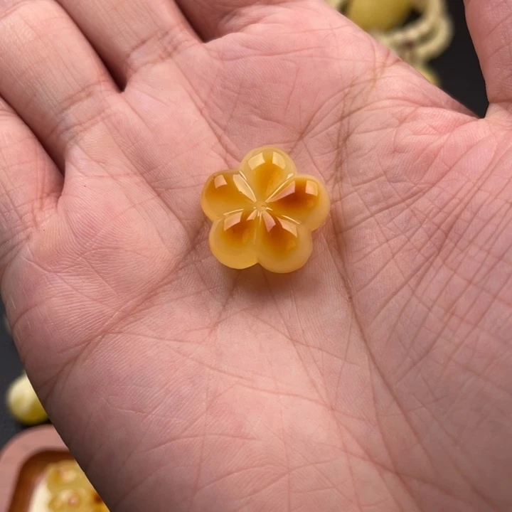 琥珀未镶嵌颈饰如图