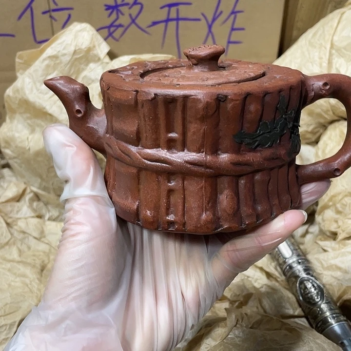 茶壶紫砂。原矿泥料，手工制作的一把紫砂壶。