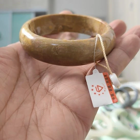 灯***火和田玉未镶嵌手镯