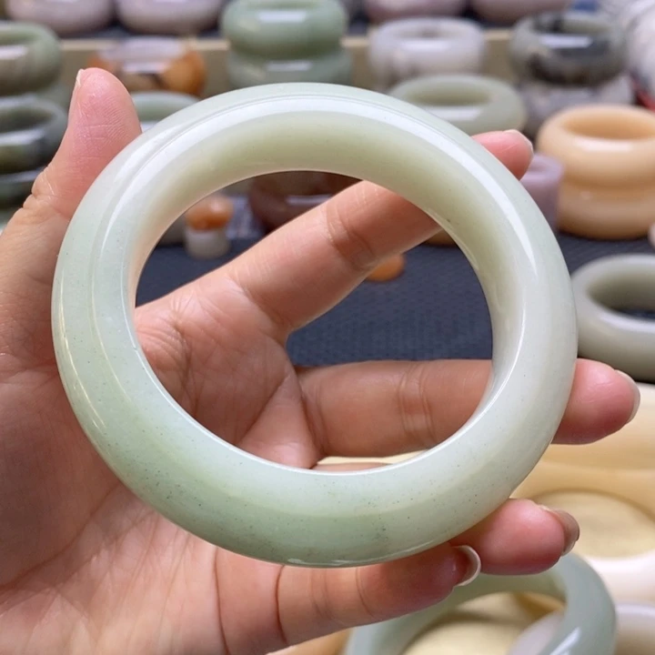 未镶嵌手镯石英岩玉