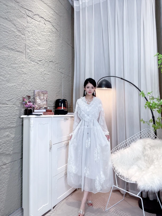 2025新款纯色刺绣气质显瘦通勤连衣裙L8238白色