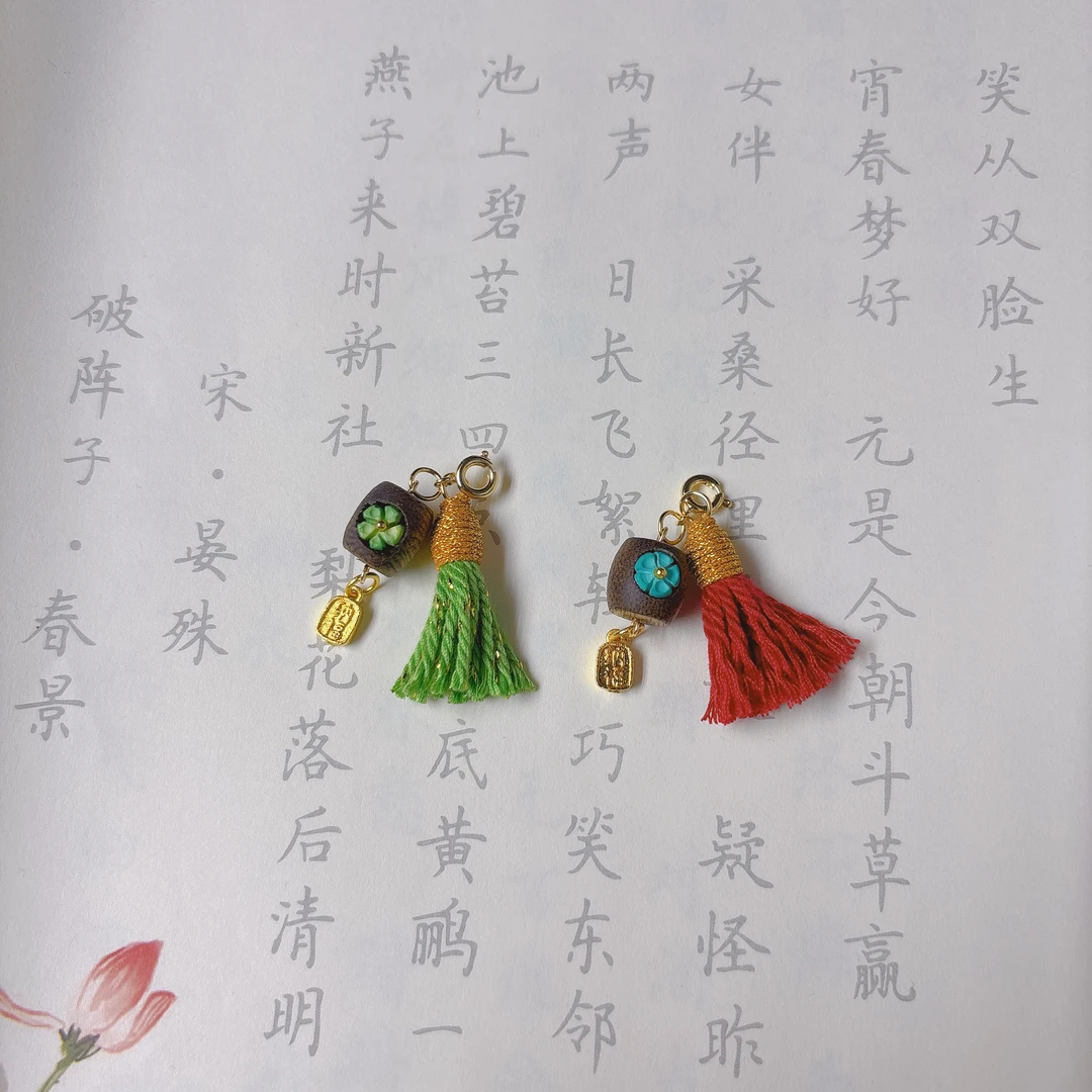 原创新中式国风黄奇楠沉香木镶嵌蒙松小花流苏小滴溜手链挂件吊坠