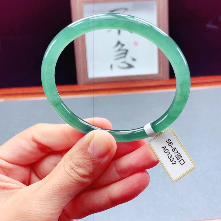 未镶嵌手镯翡翠圆镯