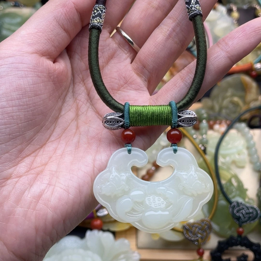 蛇纹石玉颈饰未镶嵌