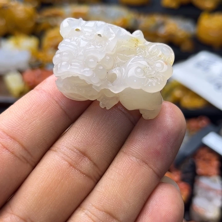 石英质玉（黄龙玉）未镶嵌颈饰