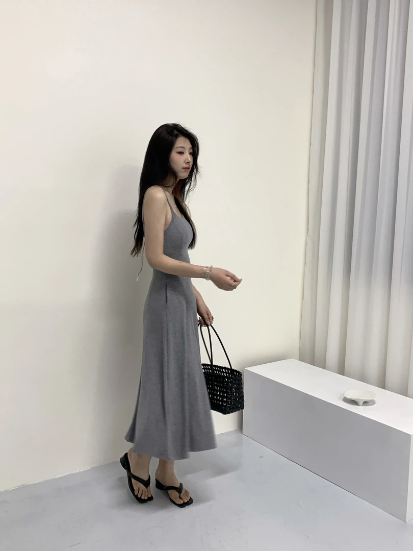 卡戴珊法式气质显瘦吊带裙2025年新款纯色长裙性感辣妹度假A字裙