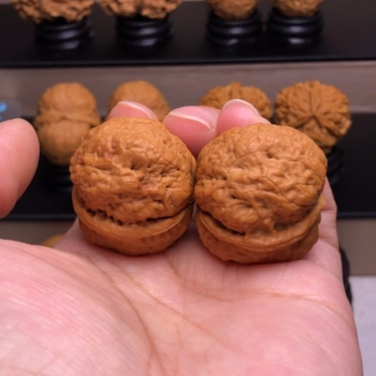 文玩核桃把件蟒纹元宝25