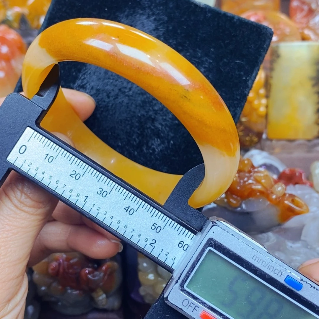 未镶嵌石英质玉（黄龙玉）颈饰