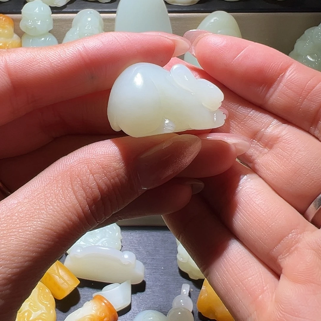 陵***三和田玉未镶嵌颈饰