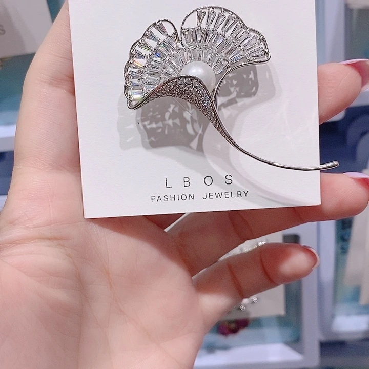 锆石铜合金银杏叶胸针