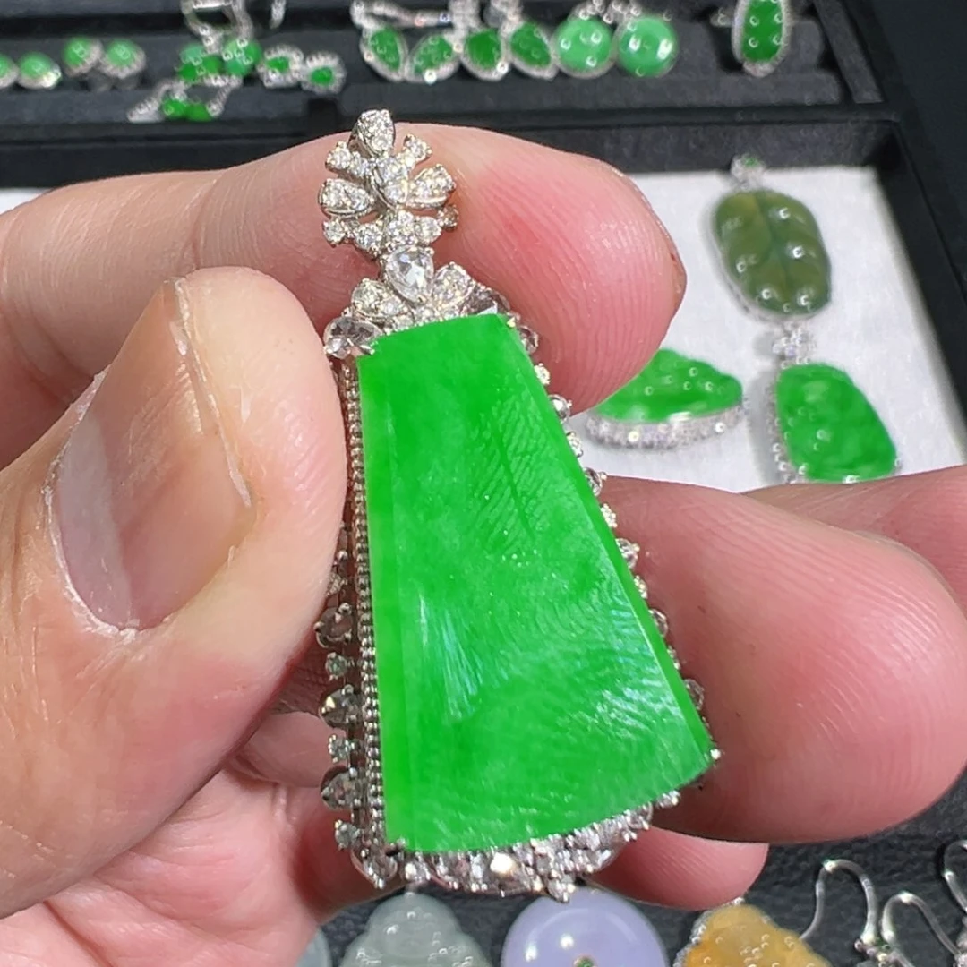 【闪购商品】翡翠吊坠(不含链)18K金镶嵌