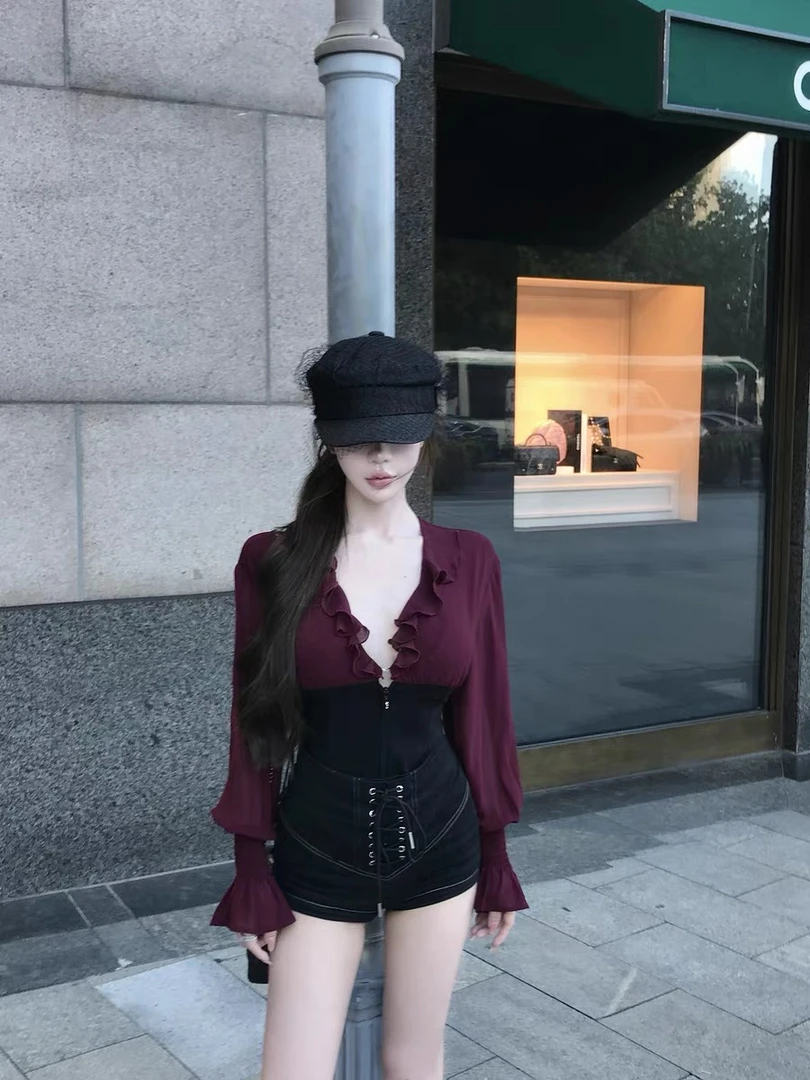 暗夜玫瑰 法式V领荷叶边撞色拼接灯笼袖上衣女绑带丰胯短裤两件套