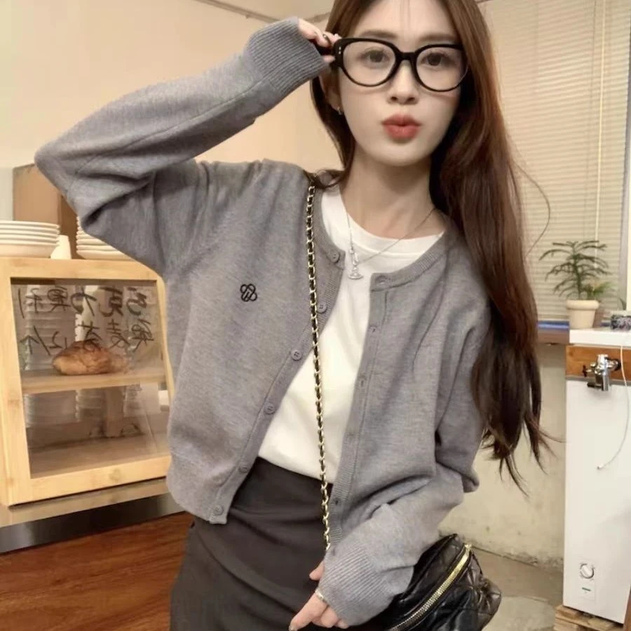 灰色针织毛衣外套开衫女早春秋2025新款内搭小个子学院风刺绣上衣