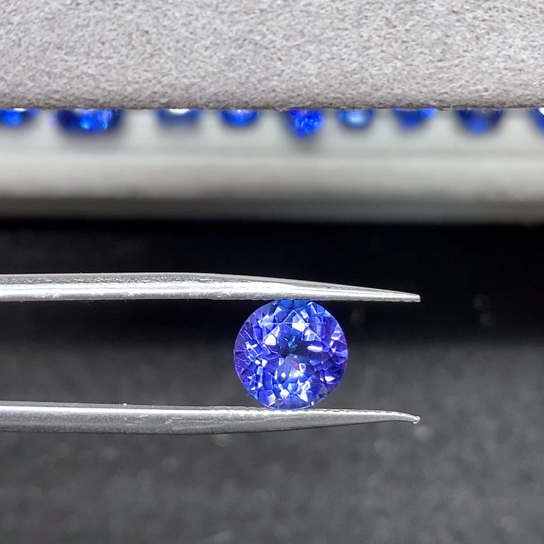 坦桑石未镶嵌2.36克拉天然玻璃体满火彩坦桑石